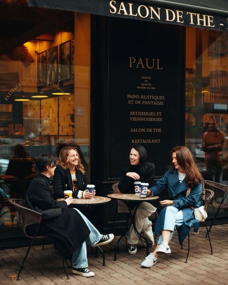 Cafetería con clientes usando tarjeta de fidelidad digital en su celular